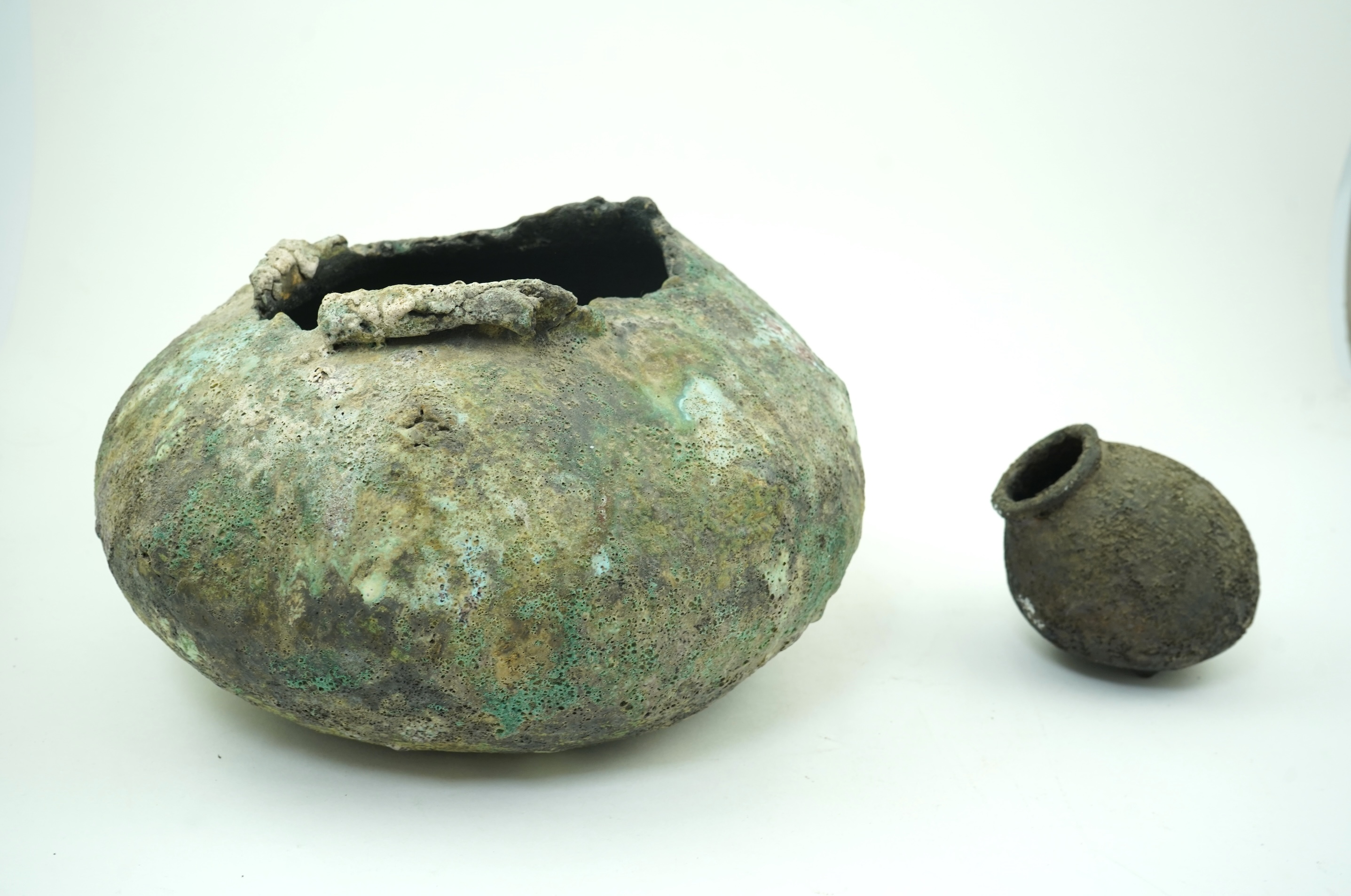 Aki Moriuchi (Japanese/British b. 1947): A large mixed clay vase and small pot